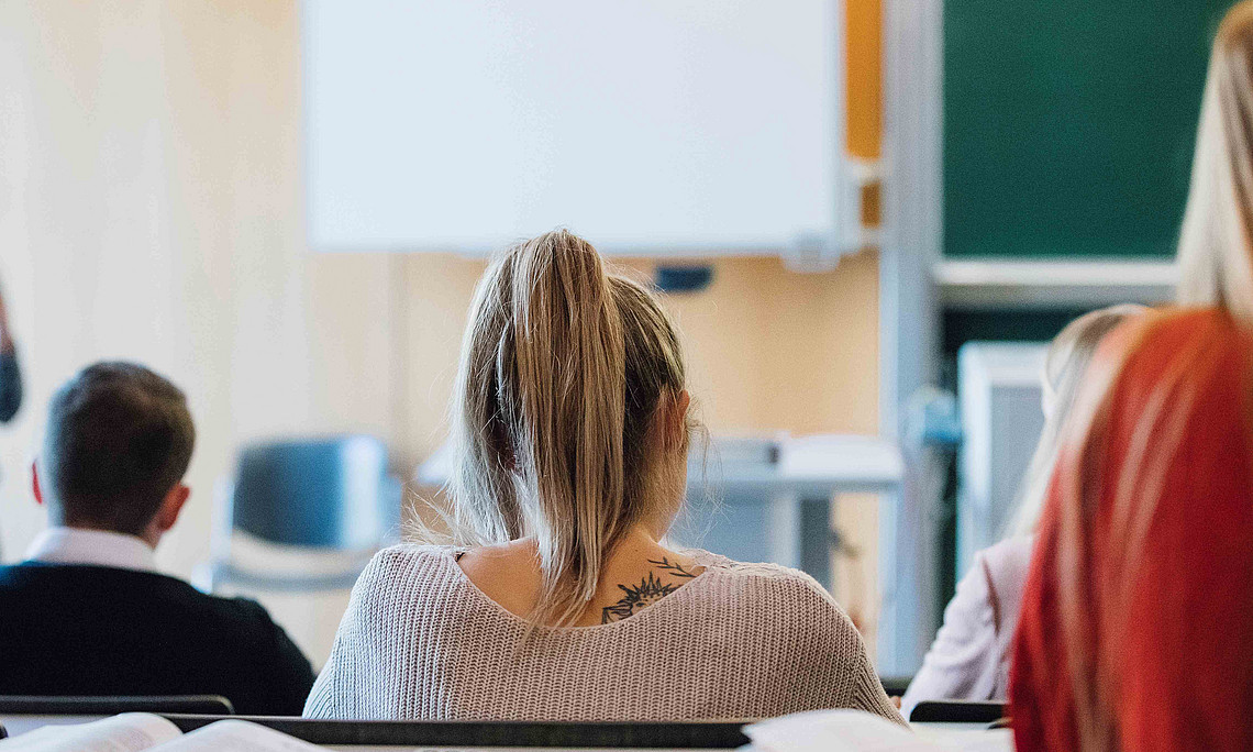 Studierende in einer Vorlesung in einem Hörsaal der Uni Graz