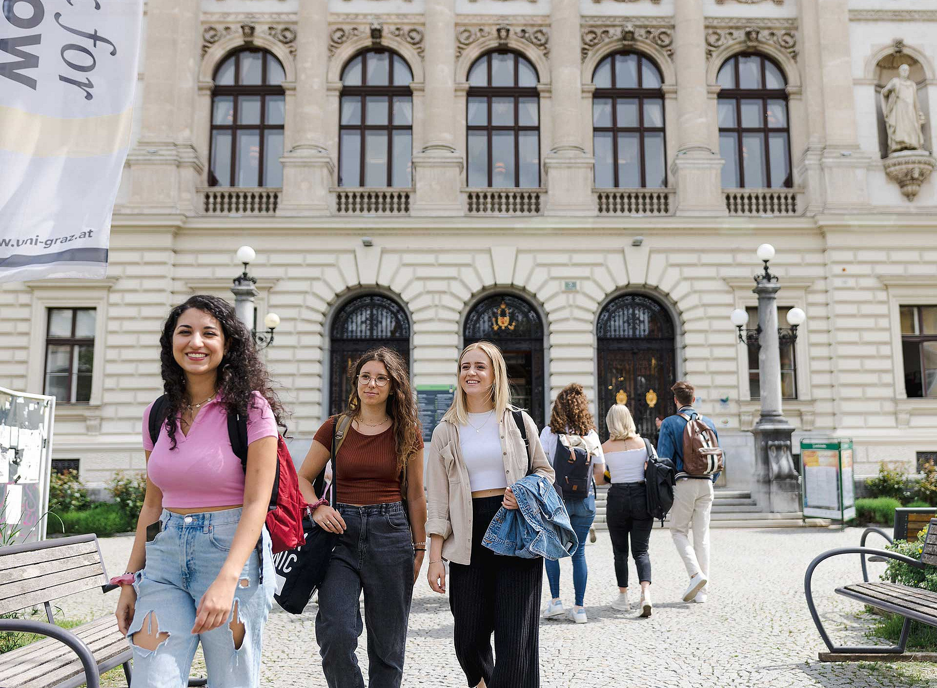 Studierende vor dem Hauptgebäude ©Uni Graz/Kanizaj