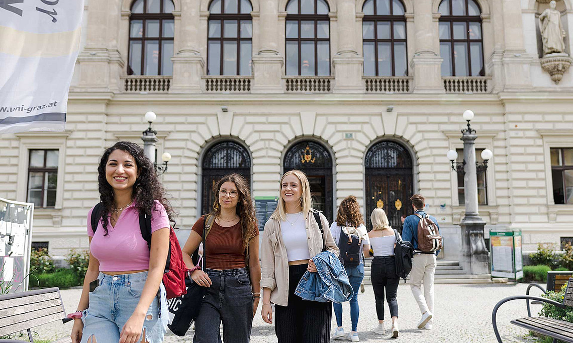 Students in front of the mainbuilding