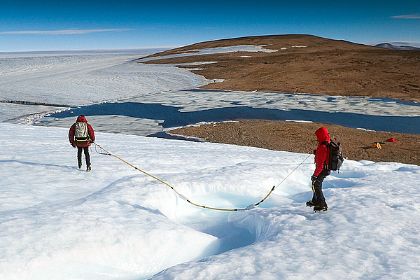 Feldforschung im ewigen Eis: Jakob Abermann untersucht Gletscher in Grönland. Foto: Utrecht University/Steiner 
