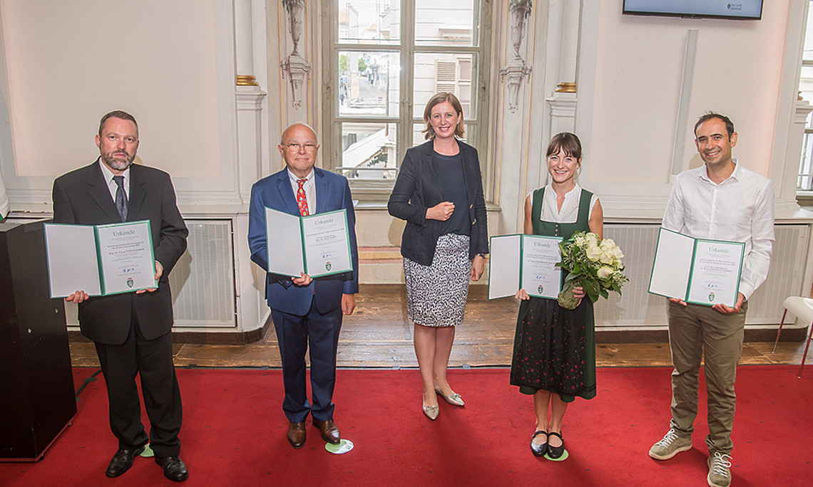 Landesrätin Barbara Eibinger-Miedl (Mitte) mit der Preisträgerin und den Preisträgern der Forschungspreise 2020 (v.l.): Georg Tiefengraber, Joseph Marko, Birgit Wassermann, Didac Carmona-Gutierrez. Foto: Fischer