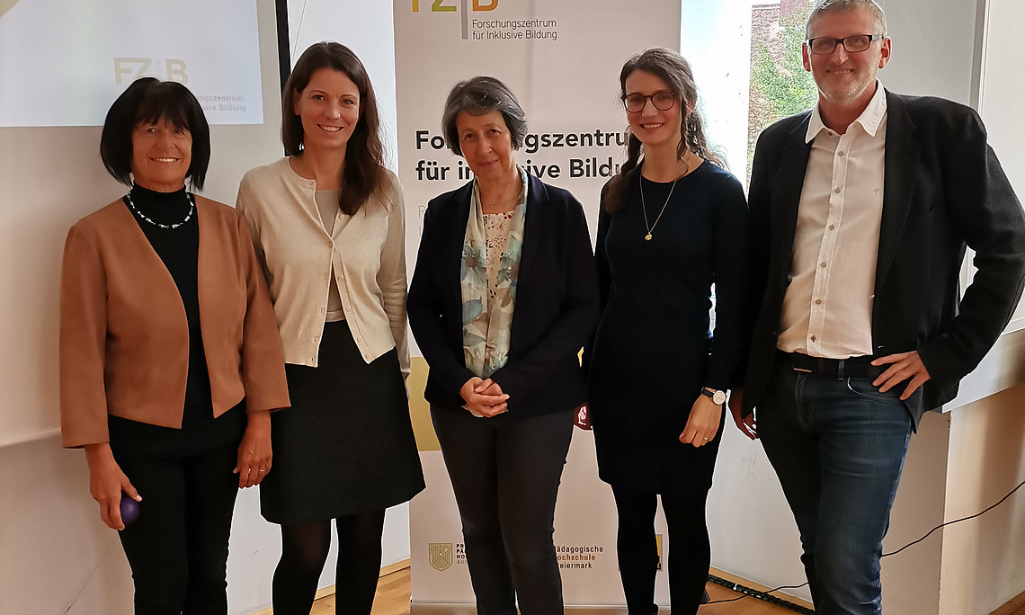 Mit großem Dank und Anerkennung an Andrea Holzinger und David Wohlhart wurden 2 Funktionen des FZIB-Leitungsteams an die Nachfolgerinnen Edvina Bešić (PHSt) und Martina Kalcher (PPH Augustinum) übergeben (Foto Andrea Holzinger, Martina Kalcher, Barbara Gasteiger-Klicpera, Edvina Bešić, David Wohlahrt, v.l.n.r., Copyright PHSt Kopp-Sixt 2022)