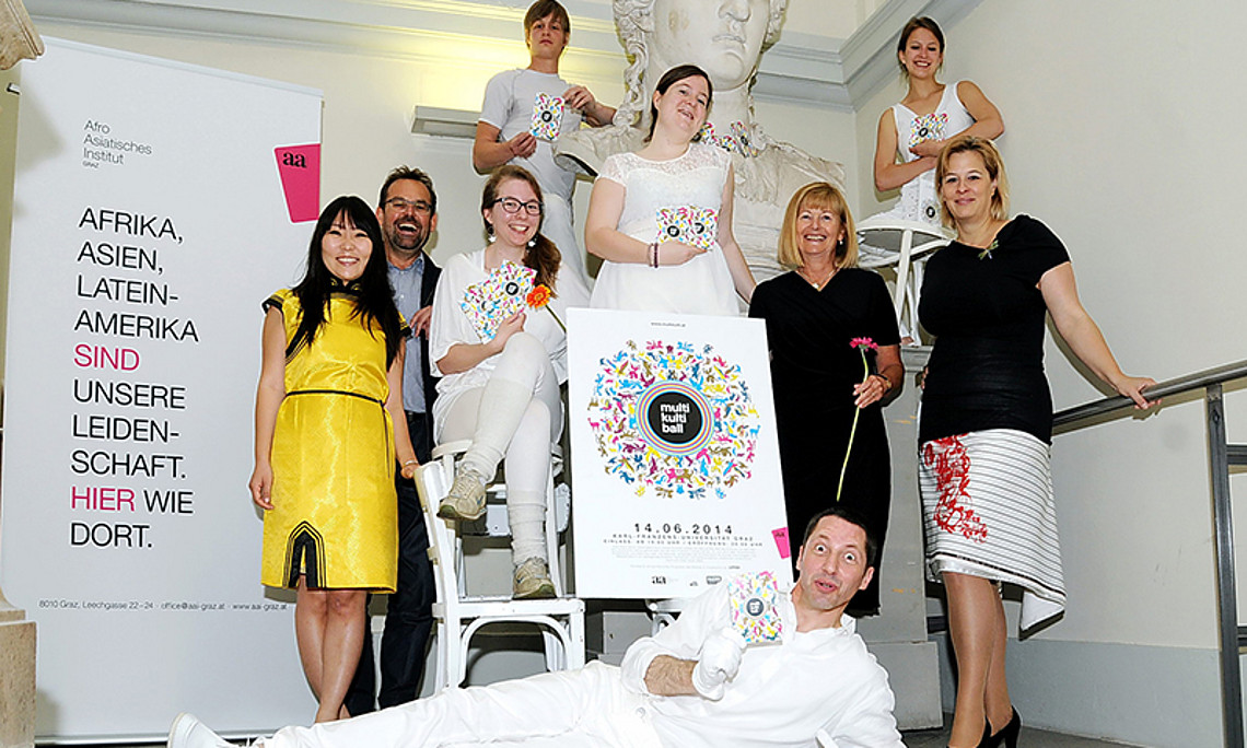 Einladung zum Multikulti-Ball 2014: Moderatorin Munkhzul Ankhlan, „La-Strada“-Intendant Werner Schrempf, Rektorin Christa Neuper, Ball-Organisatorin Claudia Unger (v.l.) mit KünslterInnen und künstlerischer Leiter Eddie Luis (liegend), Foto: cp-pict