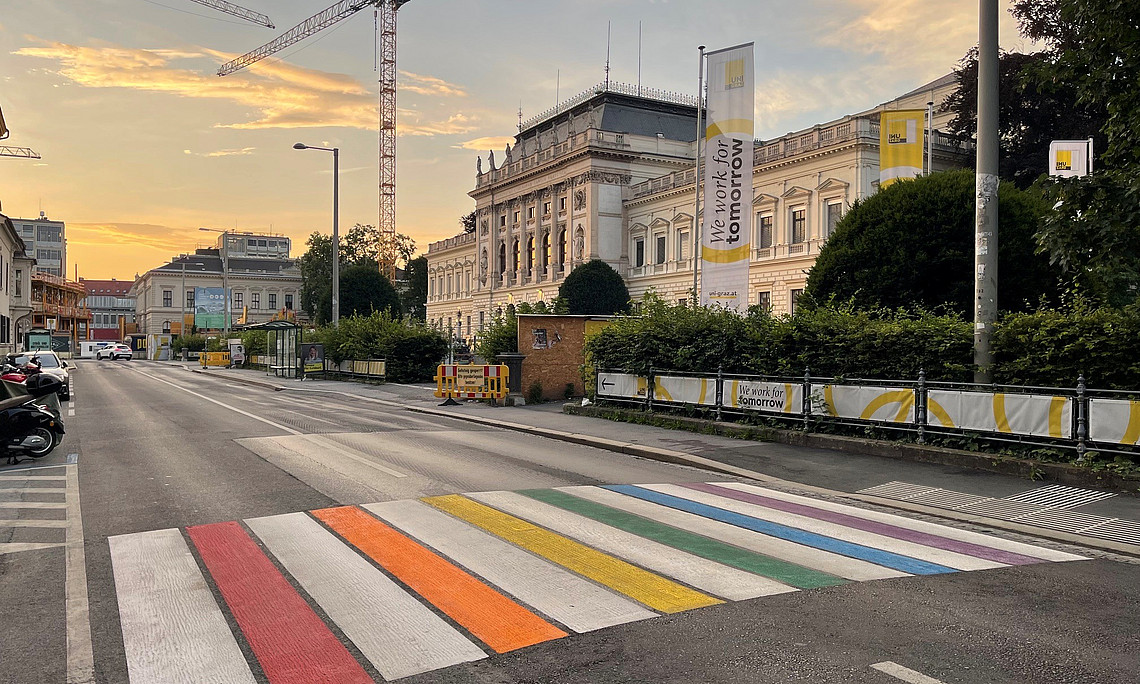Regenbogen Zebrastreifen vor dem Hauptgebäude der Universität Graz