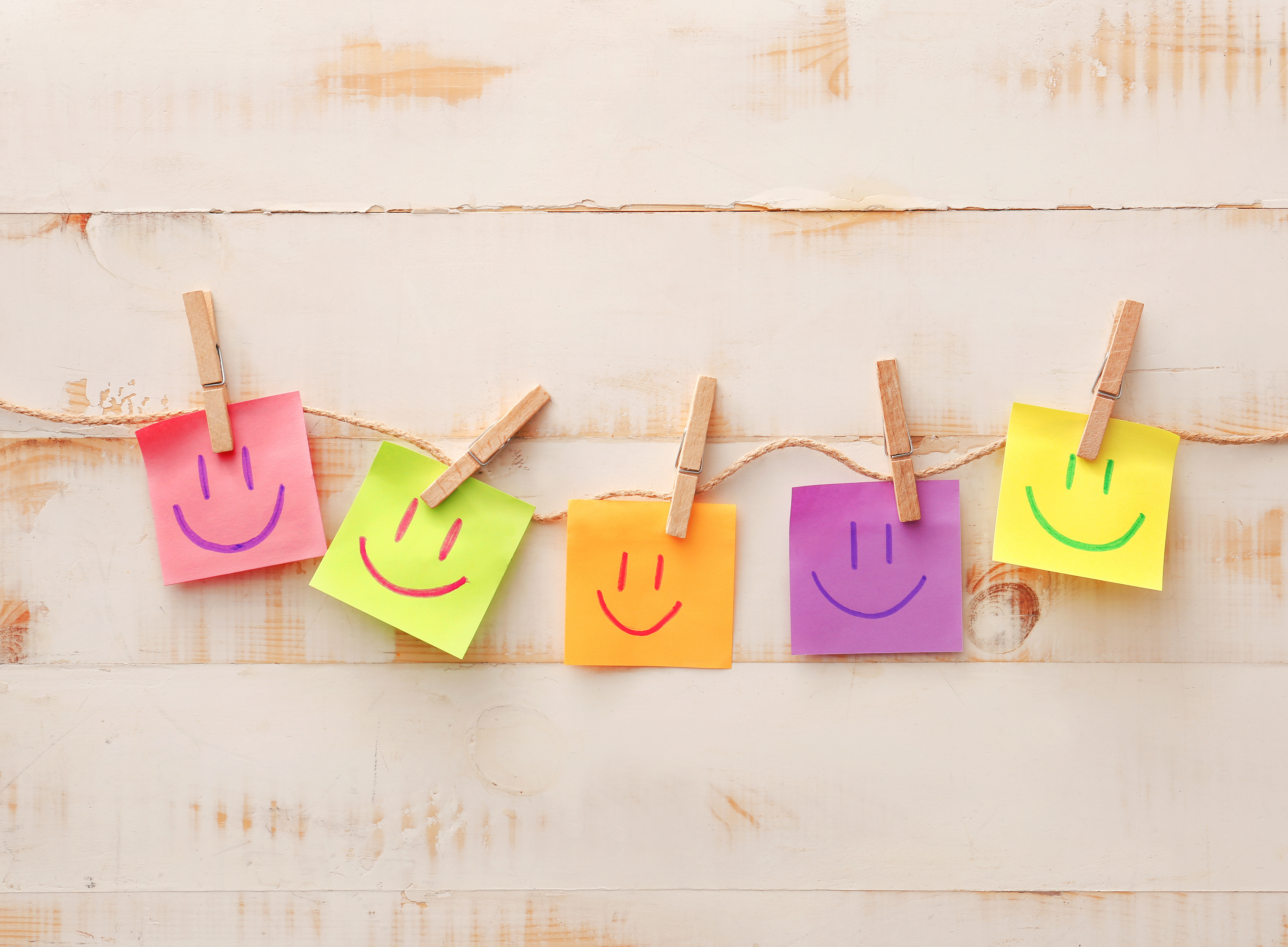  fünf Post its in verschiedenen Farben hängen auf einer Leine, auf jedem Post it befindet sich ein Smiley ©pixel-shot.com (Leonid Yastremskiy)