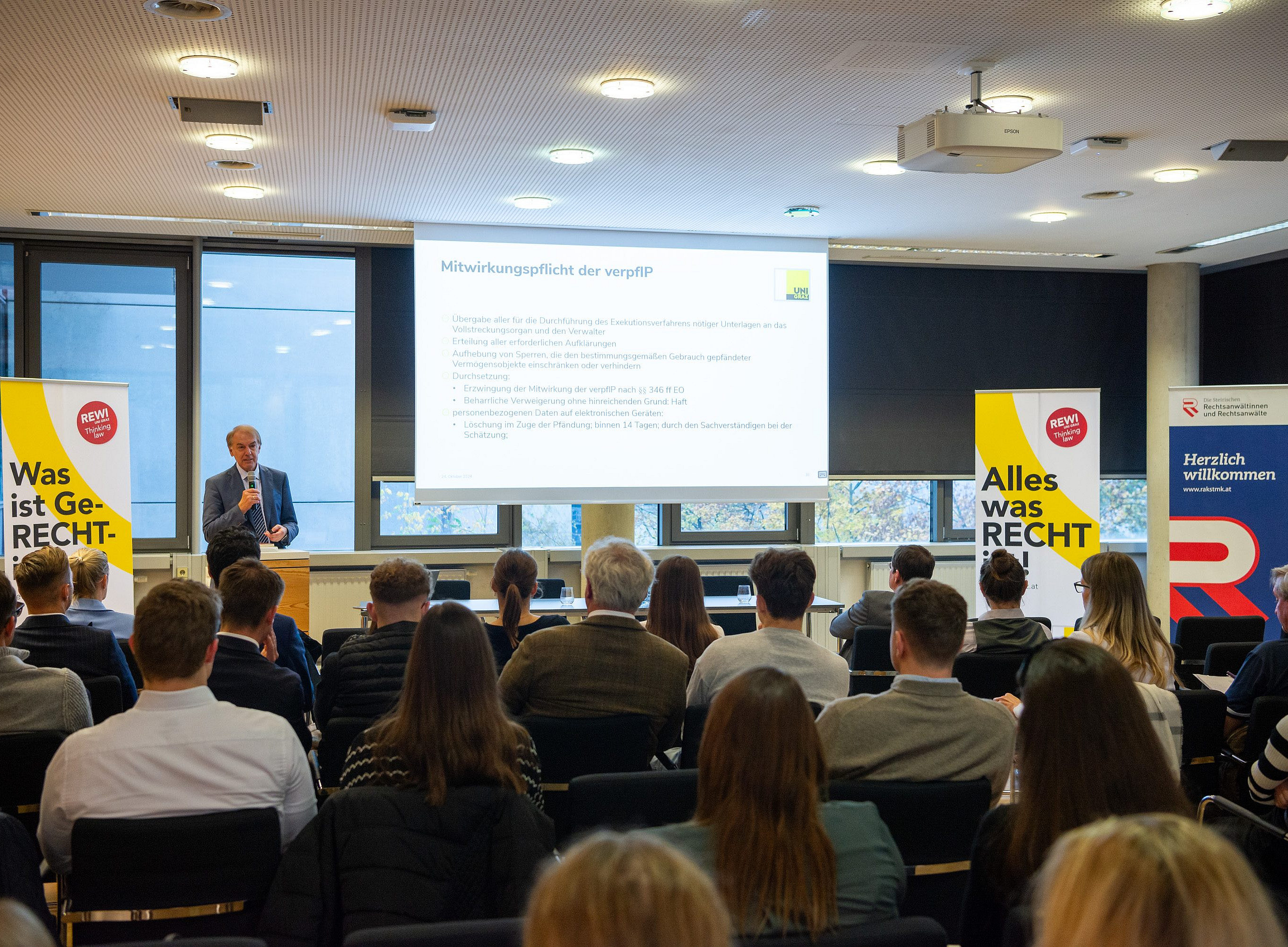 Gut gefüllt war das Sitzungszimmer der REWI Uni Graz bei der aktuellen Veranstaltung des Forschungszentrums für Berufsrecht mit Hon.-Prof. Dr. Franz Mohr zum "Verwalter in Exekutionssachen". 