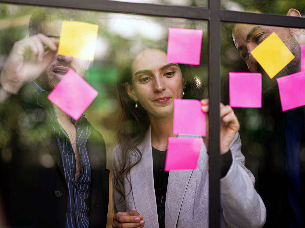 3 Personen machen Notizen auf Post-its ©SOMPONG DANKHETDAN - stock.adobe.com