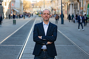 Florian Bieber in the middle of Herrengasse in Graz, standing, arms folded