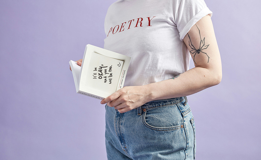 Frau mit Poetry T-Shirt und Buch 