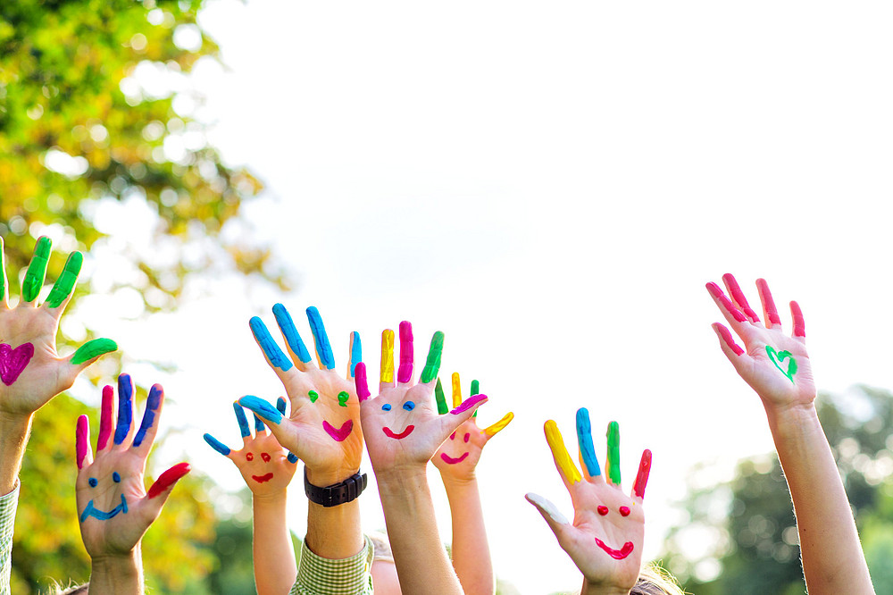 Bunt bemalte Kinderhände in der Luft symbolisieren das Projekt Qualimentary ©Fotowerk - stock.adobe.com