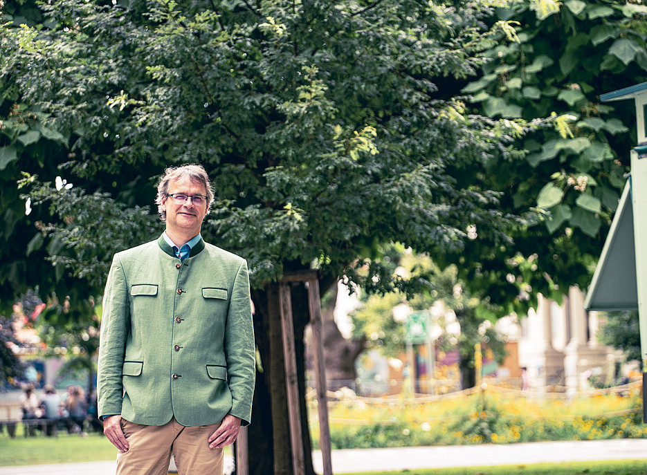 Ein Mann steht im Freien vor einem Baum ©Uni Graz/Tzivanopoulos