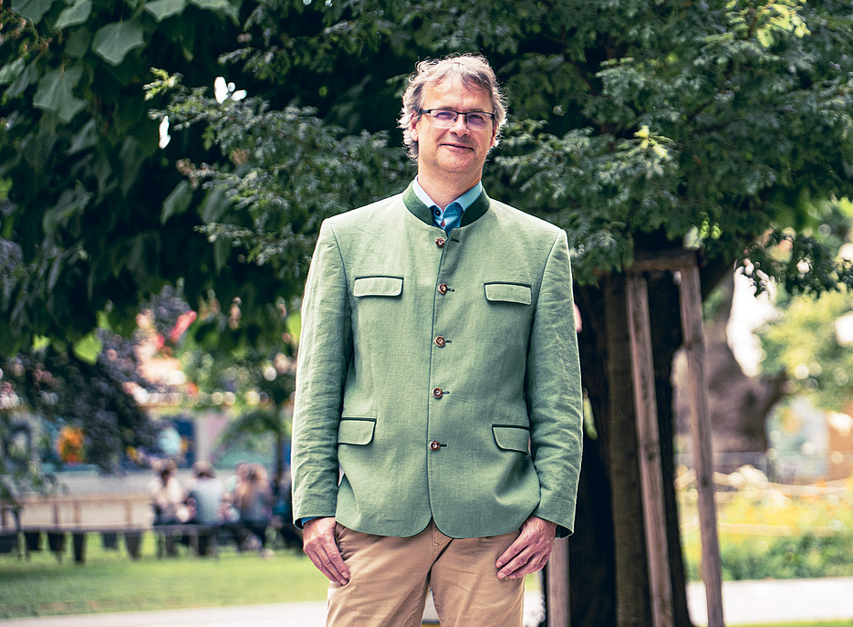 Wolfgang Kroutil standing in front of a deciduous tree ©Uni Graz/Tzivanopoulos