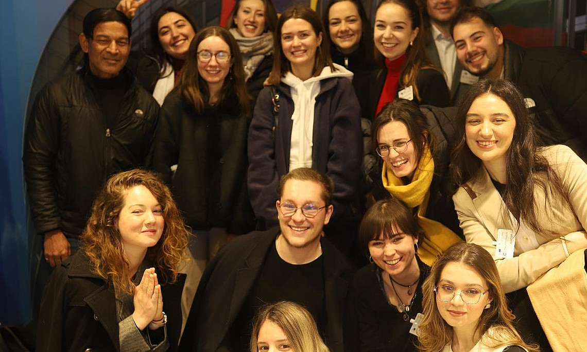 Teilnehmer:innen posen für Foto