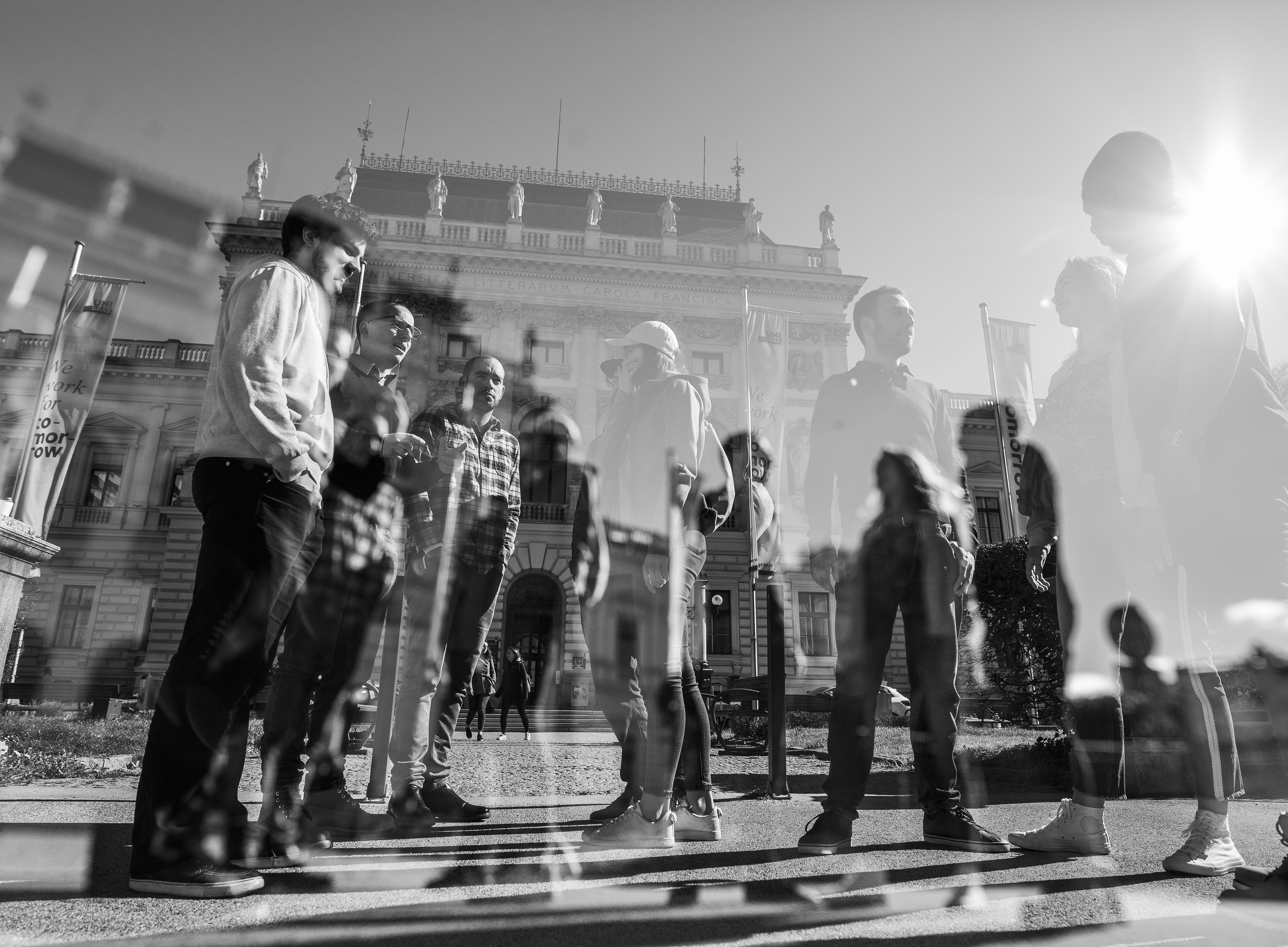 Studierende vor dem Hauptgebäude ©Uni Graz/Kanizaj