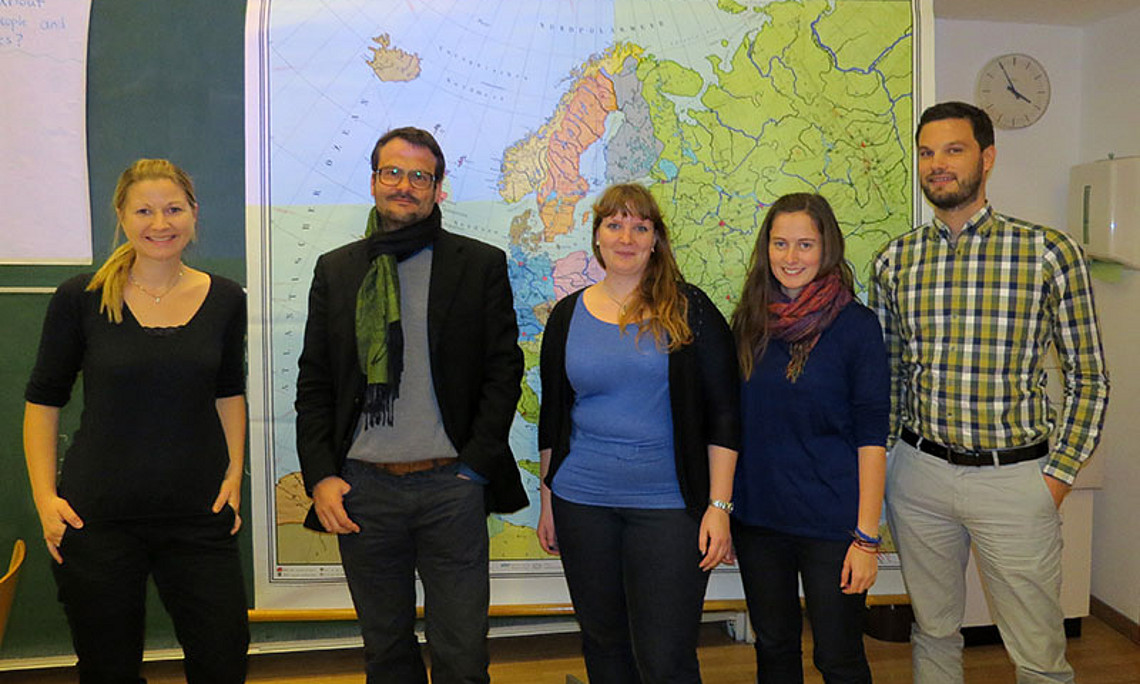 Die Refugee@Geographie-Arbeitsgruppe lud zum Länderkunde-Workshop: Petra Wlasak, Ulrich Ermann, Magdalena Gschaider, Evelyn Kulmer und Jonas Meyer (v.l.n.r.). Foto: Institut für Geographie. 