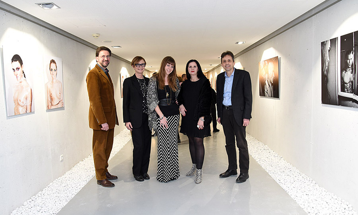 Vernissage der Ausstellung: Hans-Walter Ruckenbauer, Leiter des Ausstellungsbeirates, Managerin Marilyn Francis, Fotografin Haley Ballard, Kunsthistorikerin Sabine Flach und Dekan Reinhold Esterbauer (v.l.) Fotos: Uni Graz/Schweiger 