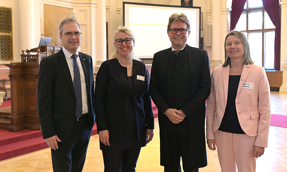 Auftakt für das erste Masterstudium für Elementarpädagogik: Uni-Graz-Rektor Peter Riedler, Uni-Graz-Vizerektorin Catherine Walter-Laager, Wissenschaftsminister Martin Polaschek und PH-Burgenland-Rektorin Sabine Weisz (v. l.) Foto: Uni Graz/Schweiger