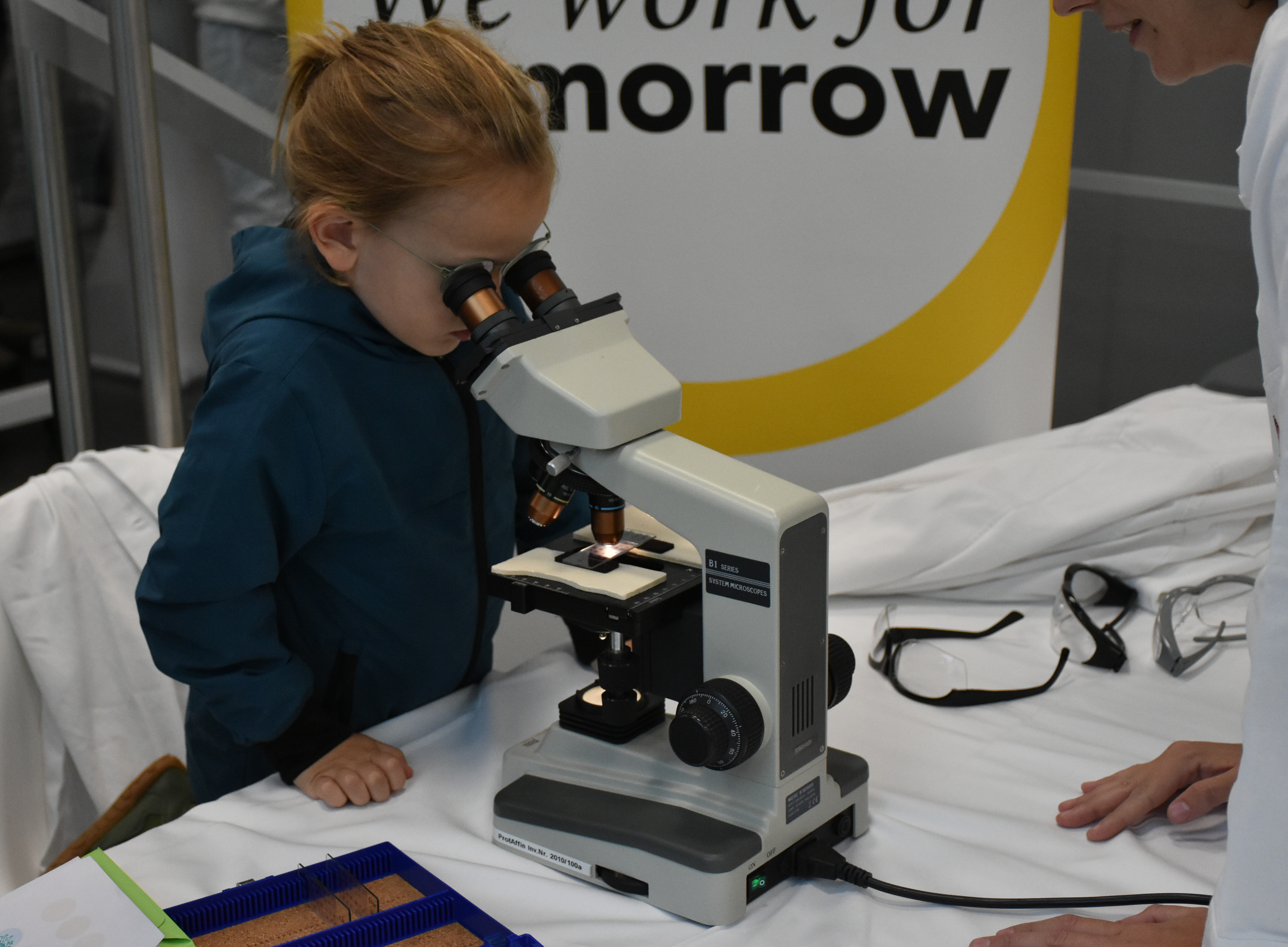 ERN - Ein Kind arbeitet mit einem Mikroskop. ©gerhard.hackenberg @ainet.at