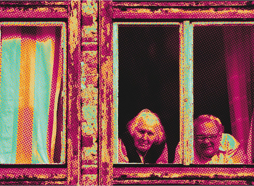 Älteres Paar, das aus Fenster schaut; pixeliges Bild ©Floydsphoto/Dreamstime.com