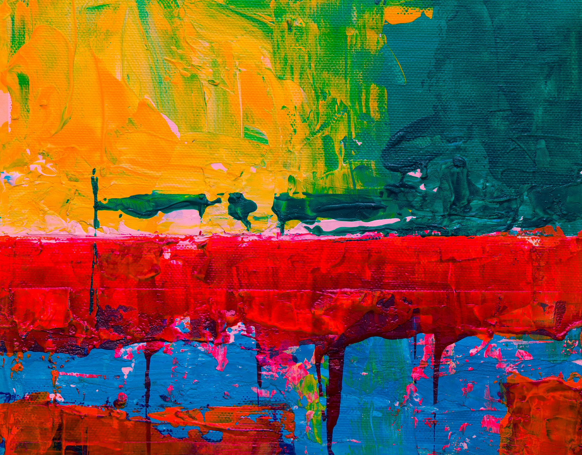 a painting in red, yellow, greenish blue ©© Steven Johnson-Unsplash 