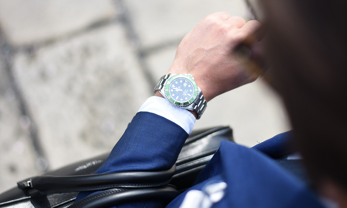 business man, clock, countdown, Anmeldefristen
