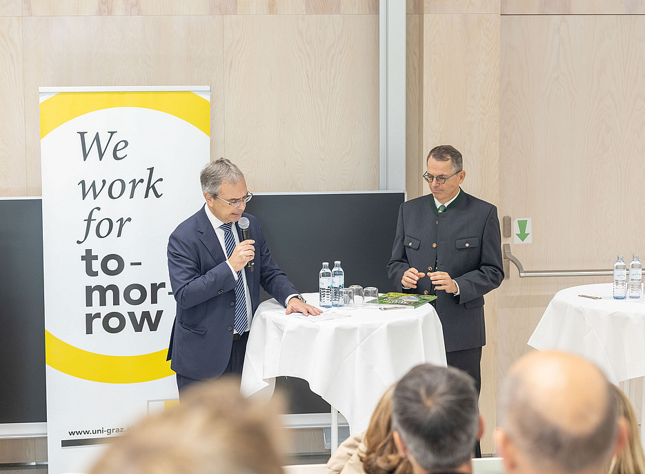 Zwei Personen am Podium ©Foto Fischer