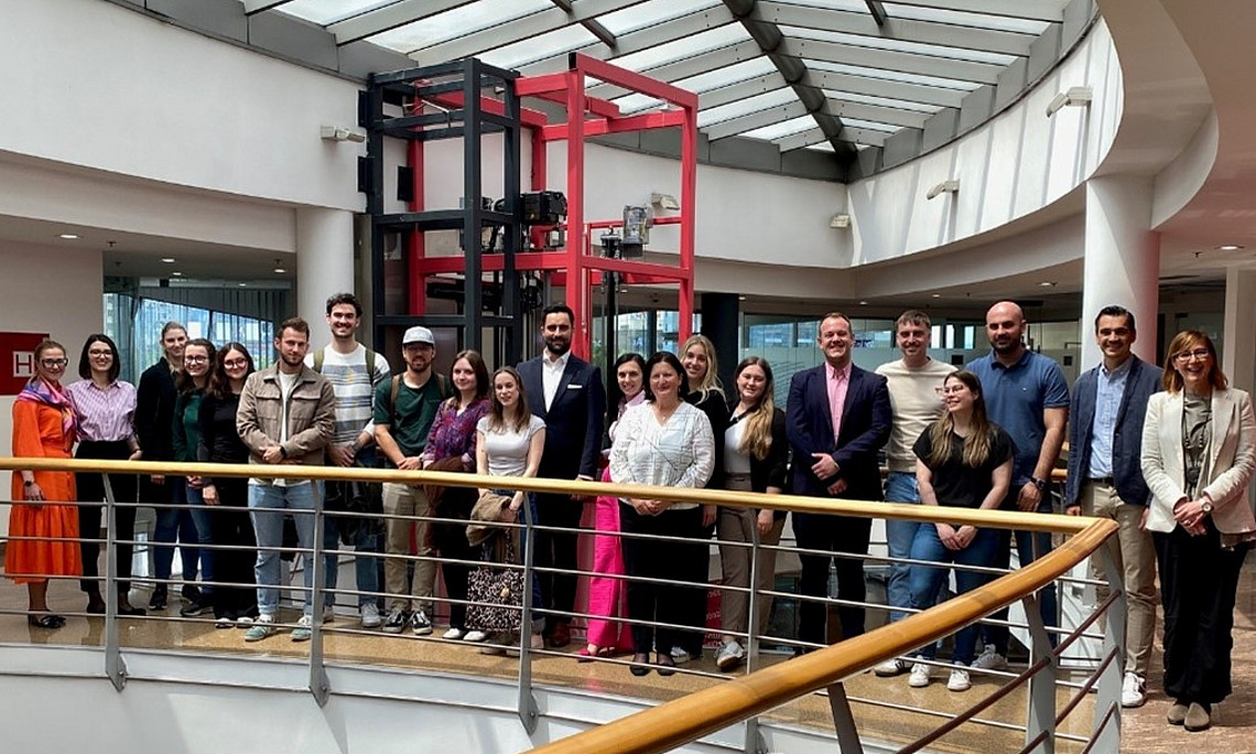Studierendengruppe der SBWL Personalpolitik und Führung; ganz links: Jasmin Spahic (Addiko Bank Sarajevo); Mitte: Zijada Rahimić (School of Economics and Business, University of Sarajevo); ganz rechts: Suzana Tihi-Babić (Addiko Bank Sarajevo) und Christian Hirt (Institut für Personalpolitik)