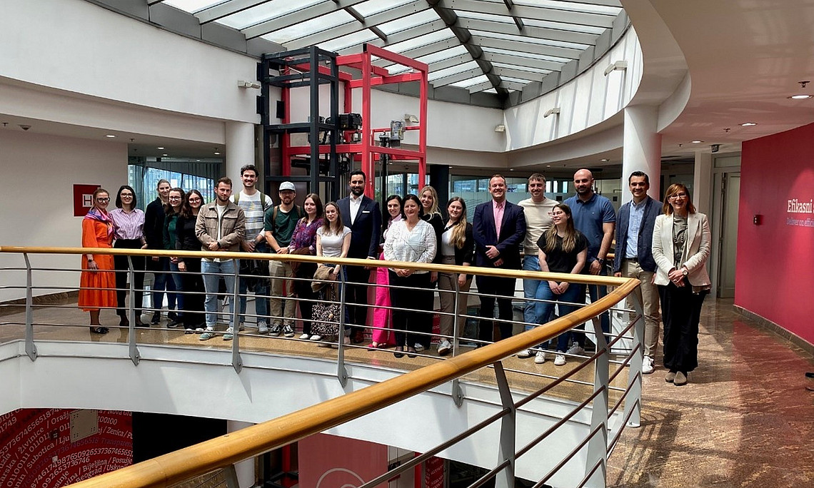 Studierendengruppe der SBWL Personalpolitik und Führung; ganz links: Jasmin Spahic (Addiko Bank Sarajevo); Mitte: Zijada Rahimić (School of Economics and Business, University of Sarajevo); ganz rechts: Suzana Tihi-Babić (Addiko Bank Sarajevo) und Christian Hirt (Institut für Personalpolitik)