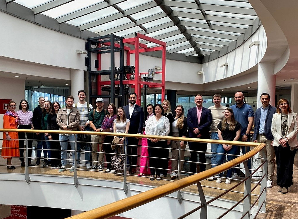 Studierendengruppe der SBWL Personalpolitik und Führung; ganz links: Jasmin Spahic (Addiko Bank Sarajevo); Mitte: Zijada Rahimić (School of Economics and Business, University of Sarajevo); ganz rechts: Suzana Tihi-Babić (Addiko Bank Sarajevo) und Christian Hirt (Institut für Personalpolitik) ©Uni Graz/C. Hirt
