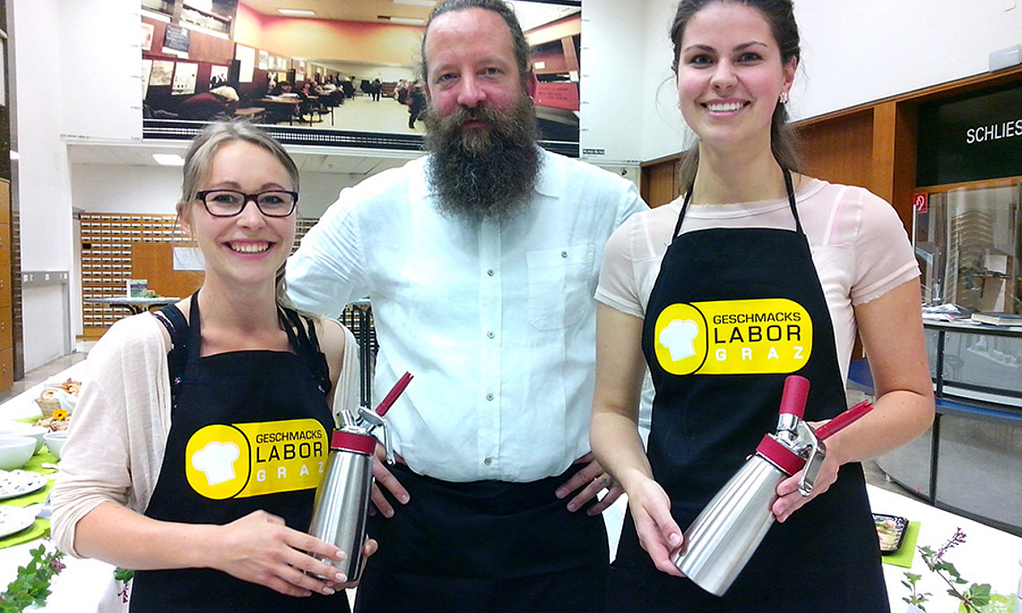 Geschmackslabor und KuliMa tischen beim Food Festival Graz auf: Nadine Kemeter, Dr. Helmut W. Klug und Alexandra Schönegger (v.l.) Foto: Uni Graz/Treiber 