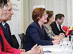 Podium der Pressekonferenz