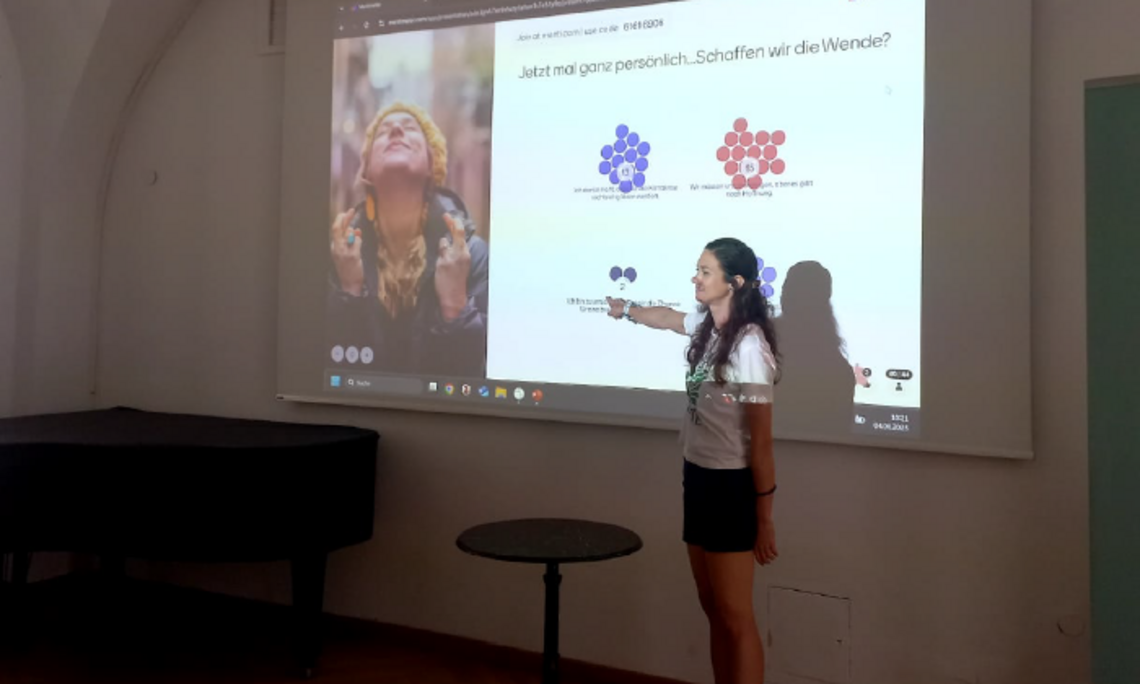 Nina Knittel beim fachlichen Input für Schüler:innen