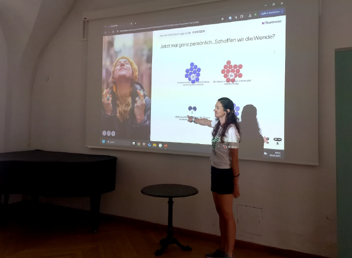 Nina Knittel beim fachlichen Input für Schüler:innen ©Uni Graz/Schöttl