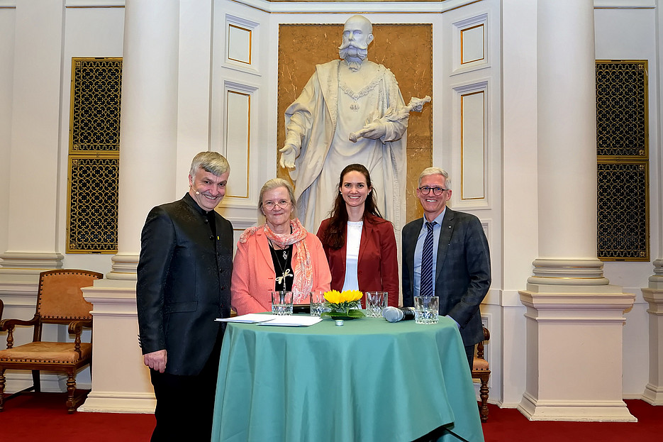 Karl Steininger, Daniela Jacob, Thomas Hlatky und Nina Knittel in der Aula ©Uni Graz/CP-PICTURES