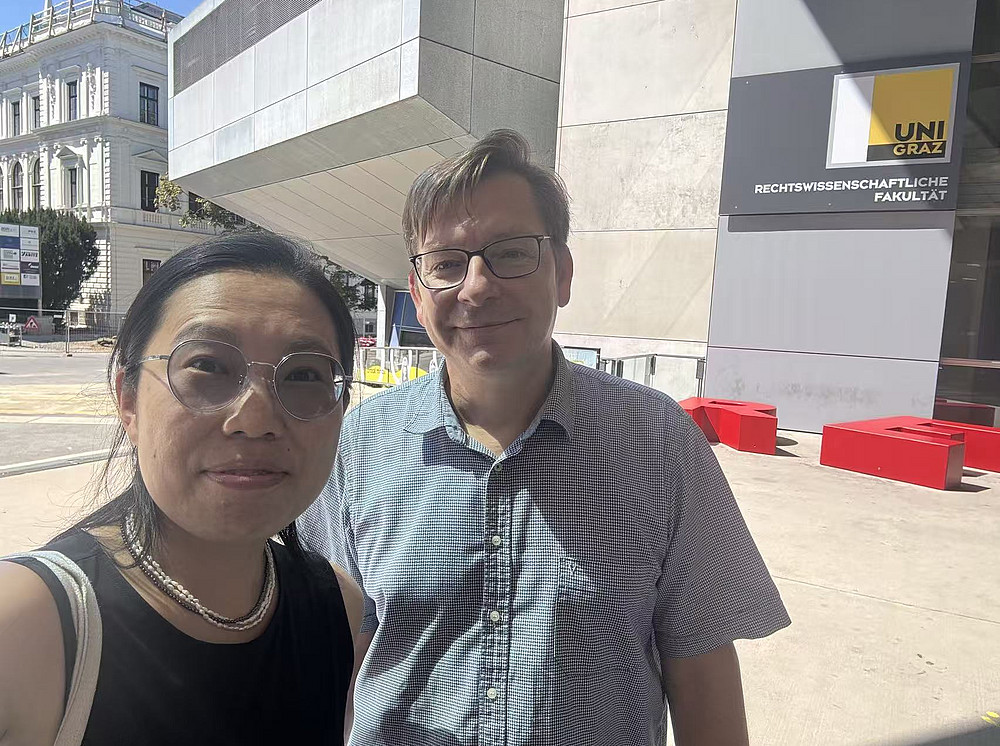 Li Qing und Prof. Storr vor dem Resowi ©Li Qing