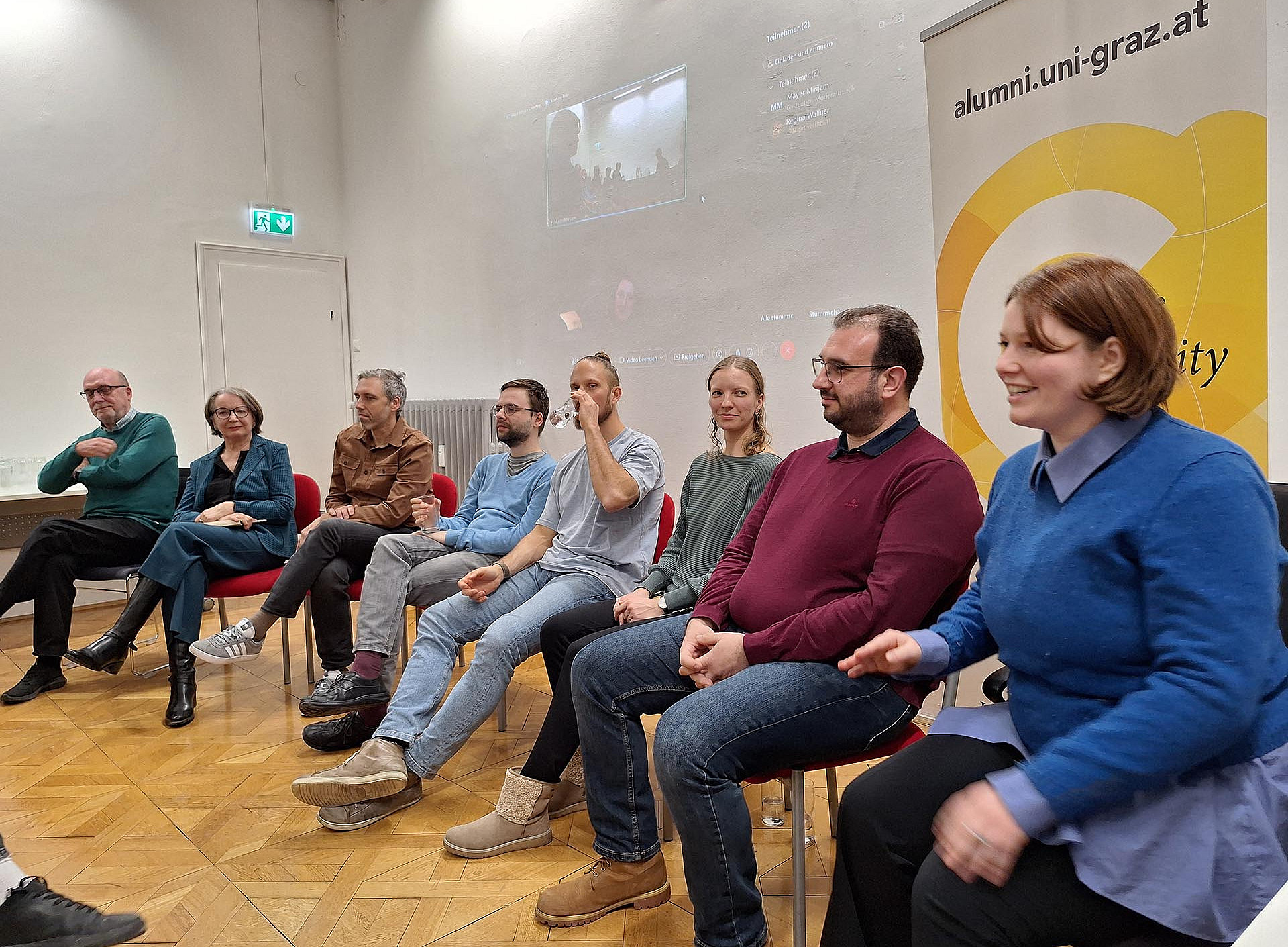 Eine Reihe von 8 Personen, die auf Stühlen sitzen ©Uni Graz/Martina Mayer-Krauss