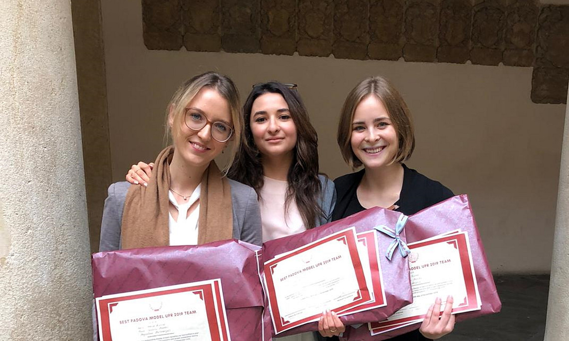 Laura Mische, Maria-Angela Brunner und Magdalena Pfeifenberger (v. l.) sind das "Best Padova Model UPR 2019 Team". Foto: Uni Graz/Uni-ETC