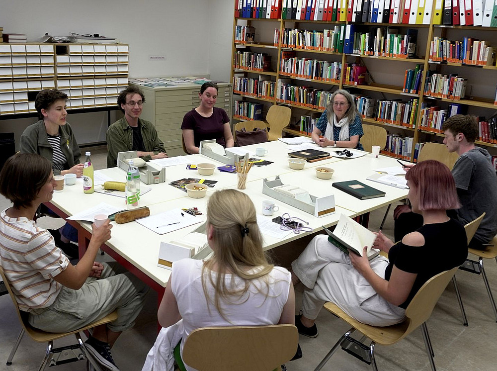 Eine Gruppe Studierender diskutiert in der Bibliothek ©Philipp Pfeifer