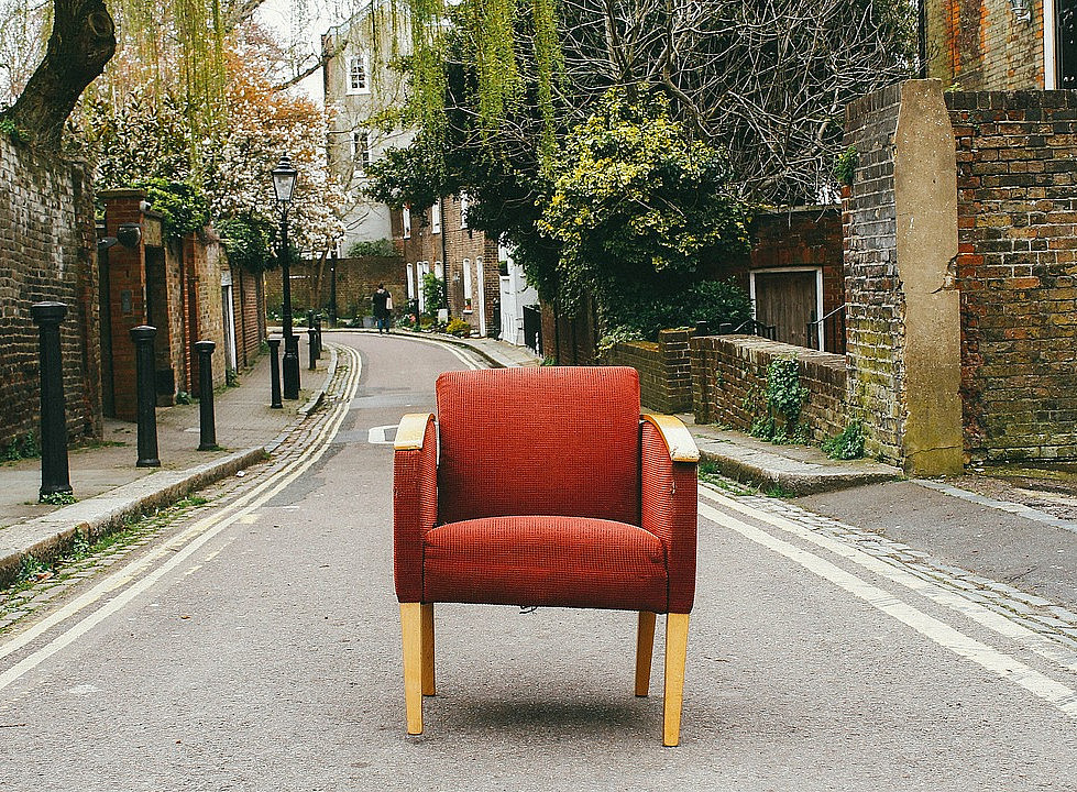 Ein roter Sessel auf einer Straße 