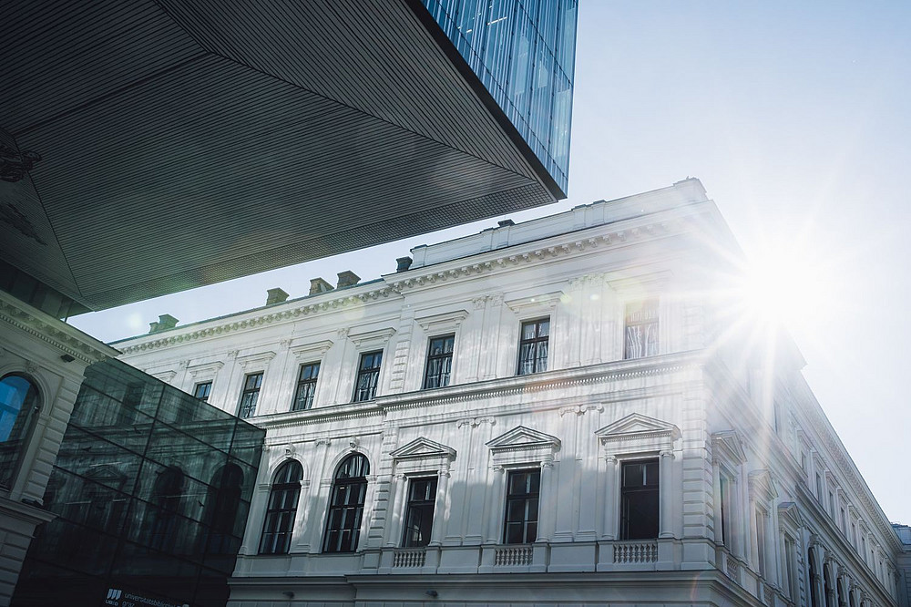 Sonne scheint hinter Hauptgebäude und Universiätsbibliothek der Uni Graz hervor ©Uni Graz/Kanizaj