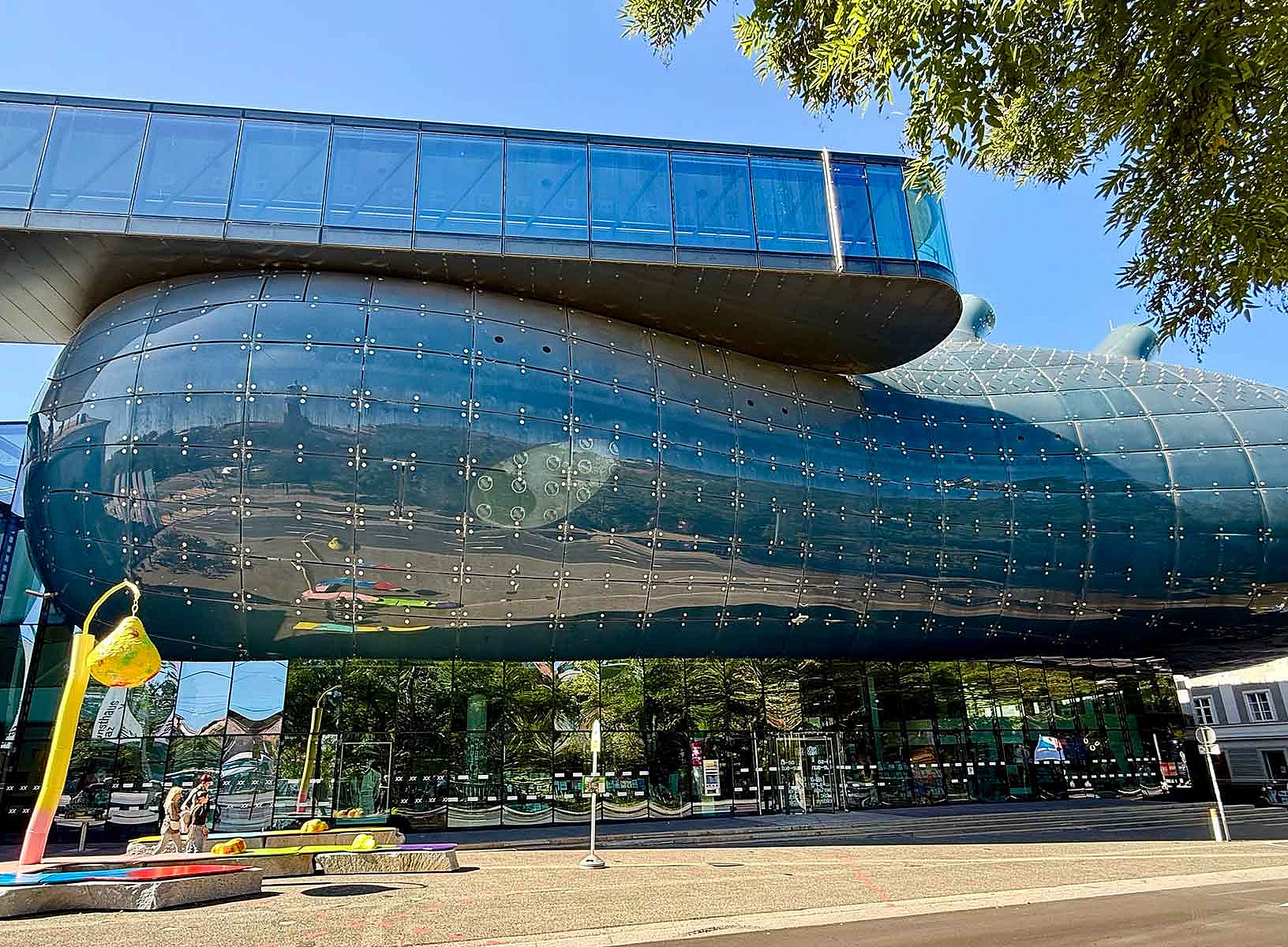 the modern façade of the Kunsthaus Graz 