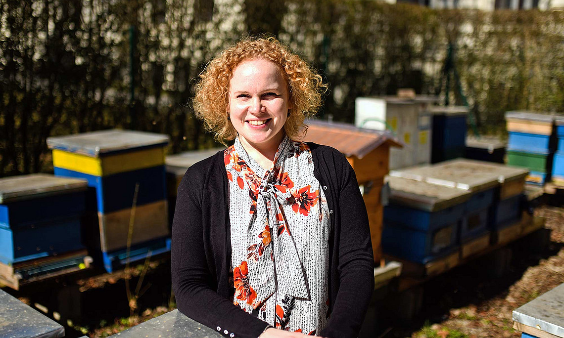 Biologin Dalial Freitak mitten unter Bienenstöcken