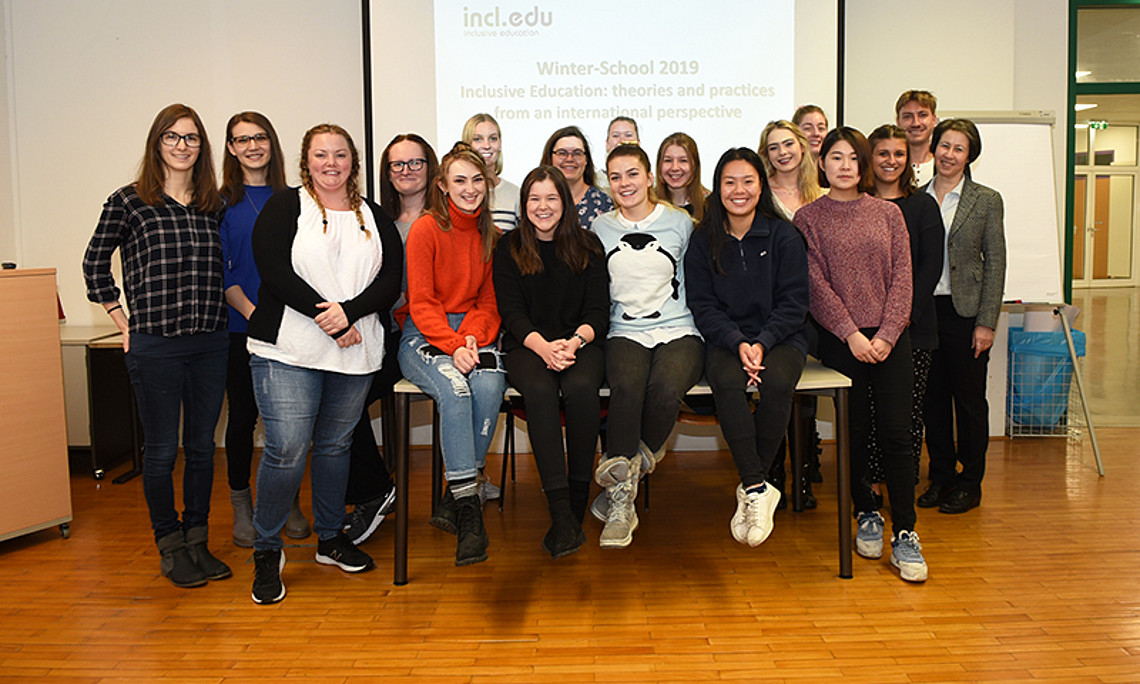 Die TeilnehmerInnen der Winter School Barbara Gasteiger-Klicpera, Edvina Besic und Georg Göschl von der Universität Graz. Foto: Uni Graz/Leljak. 
