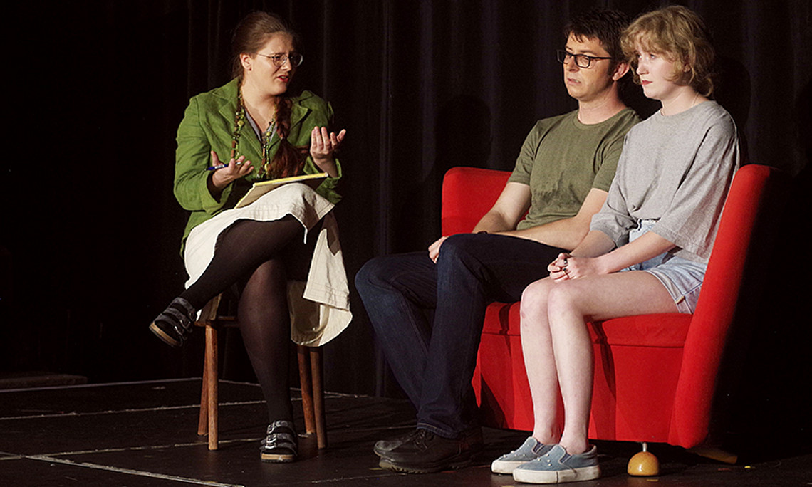 April (Caroline Kimbell) und Lucien (Benjamin Daniczek) gehen zur Paartherapie. Menschheit und Erde täte das auch gut. Foto: Irma Servatius. 