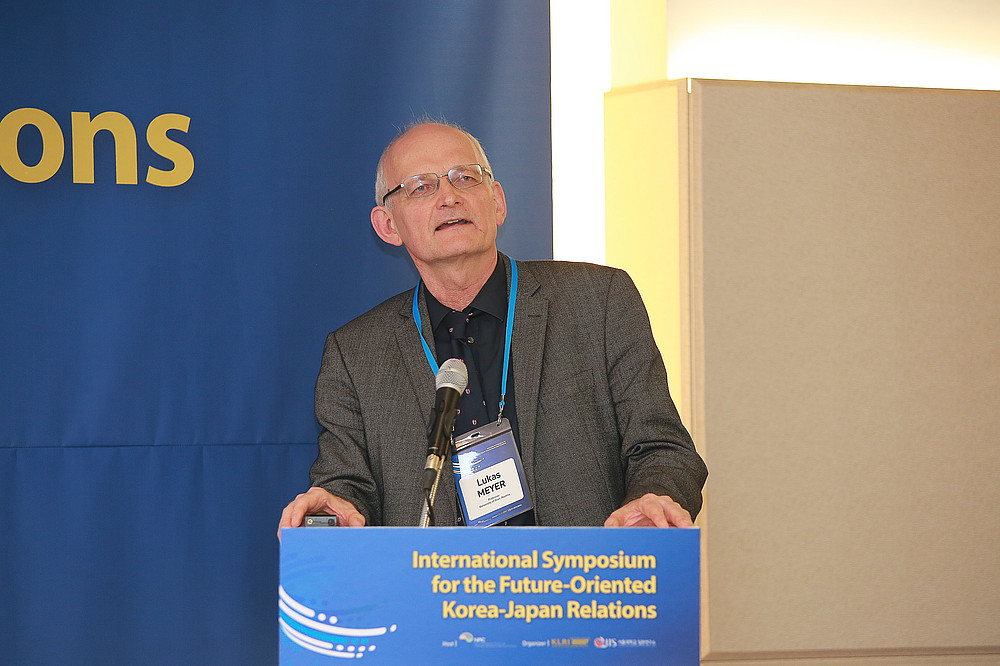 Lukas Meyer in front of the lectern 