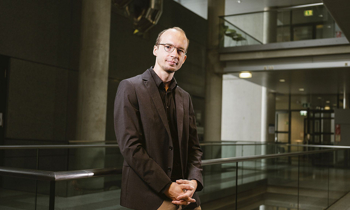 Patrick Mellacher im Resowi-Gebäude der Universität Graz