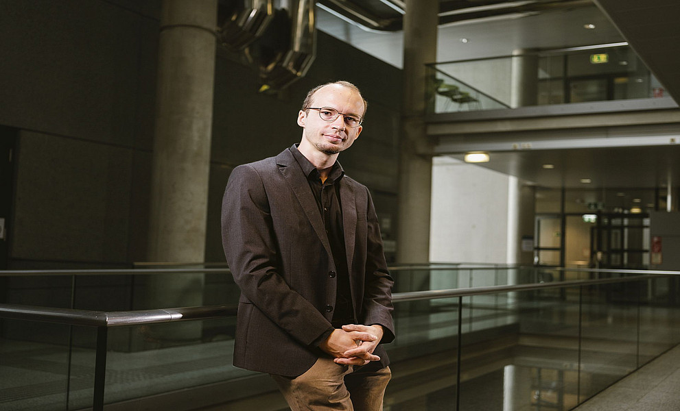 Patrick Mellacher im Resowi-Gebäude der Universität Graz