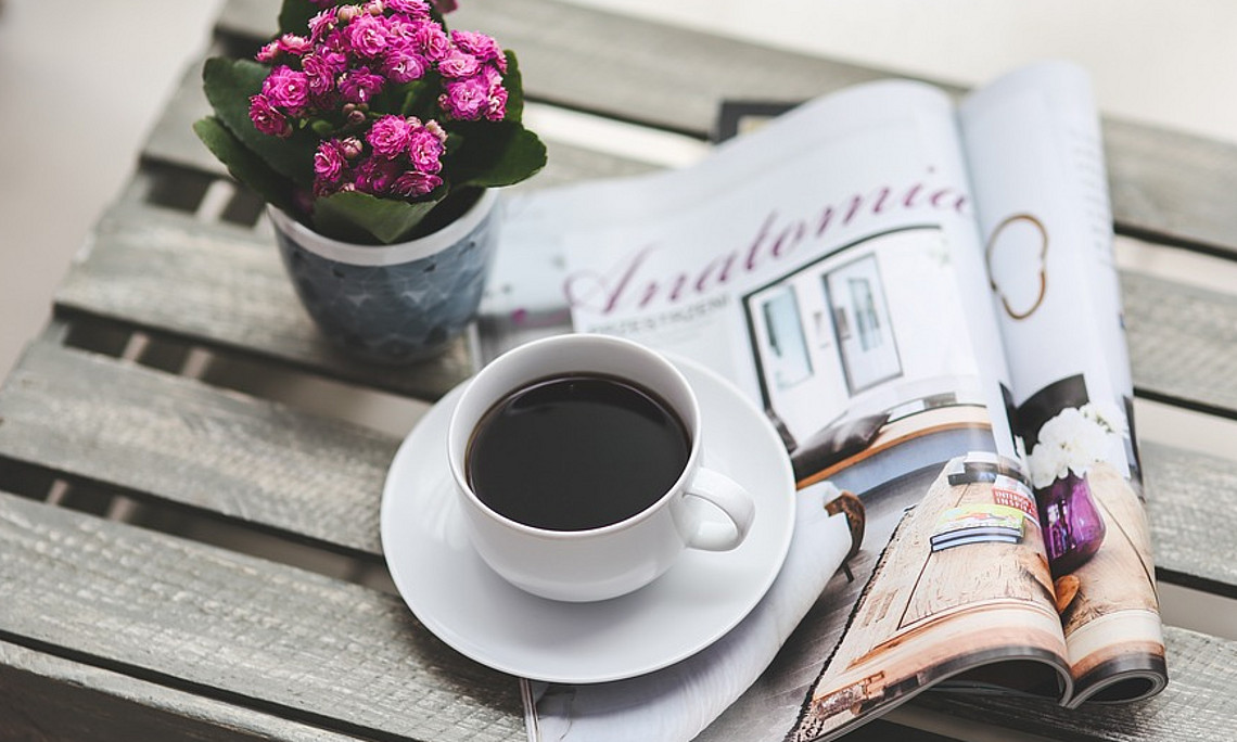 Blumen, Kaffee, Zeitschrift