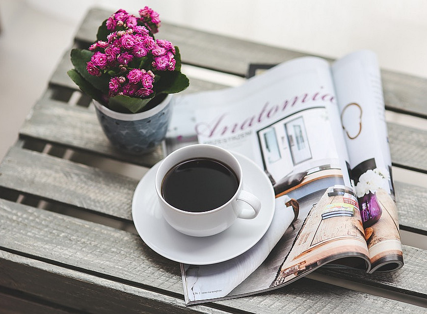 Blumen, Kaffee, Zeitschrift ©kaboompics auf Pixabay
