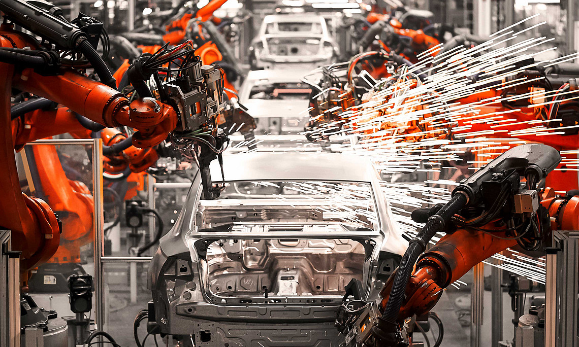 In einer Autofabrik spühen Funken